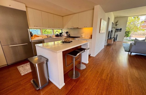 Venice House | Venice Walk Street Retreat | Jacuzzi & Lemon Tree