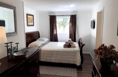 Rossmoyne House | Very Spacious 2BR/1.5BA Guest House, 5 min from LA