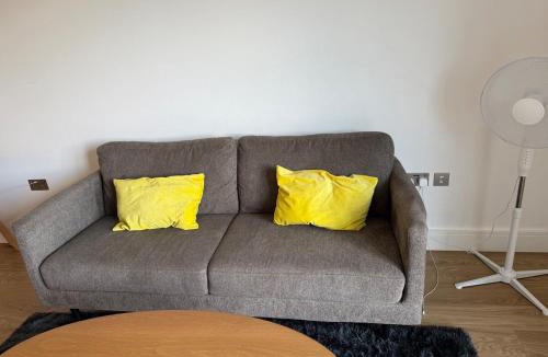 Birmingham Apartment | Vibrant one bedroom Apartment near city Center access to shops and cafe
