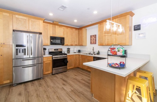 Redlands House | Vibrant Redlands Home 1 Block to Univ,12min to NOS, Fire Pit, BBQ, Near Downtown