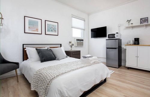 Westlake Apartment | Vibrant Studio Retreat Near DTLA Attractions!