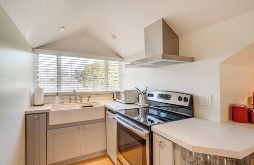 Carpinteria Apartment | Victorian Carpinteria Apartment < 1 Mi to Beach!