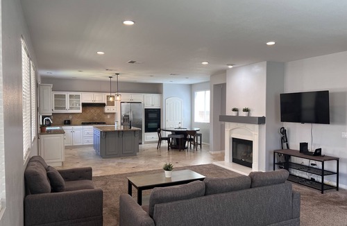 Corona Villa | villa 6 beds,4.5 bath.3200sqft