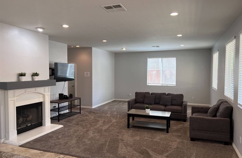 Corona Villa | villa 6 beds,4.5 bath.3200sqft