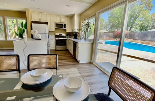 Arlington South House | Villa Blanca| Luxurious 4 BR Pool House | Near UCR