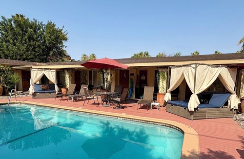 Historic Tennis Club Apartment | Villa C - a studio with kitchen. A few steps from downtown Palm Springs! 👑