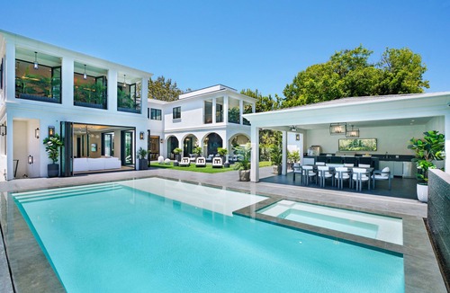 The Flats Villa | Villa Colette by LuxJB 🏆 Beverly Hills Flats Mega Mansion 🏆 Sleeps 18 🏆 9 Beds