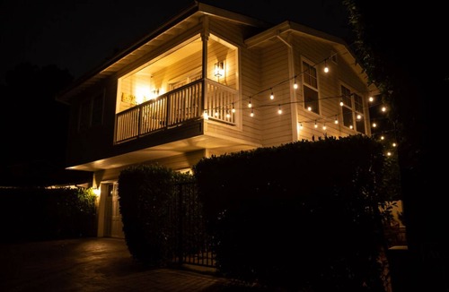 Hollywoodland House | Villa in Hollywood Hills- Townhouse with Private Backyard