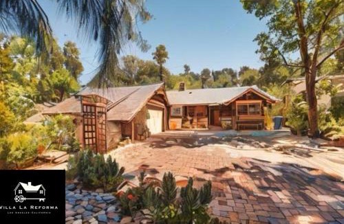 Woodland Hills Villa | Villa La Reforma - Newly Designed 4BR HOUSE & POOL in Los Angeles by Topanga