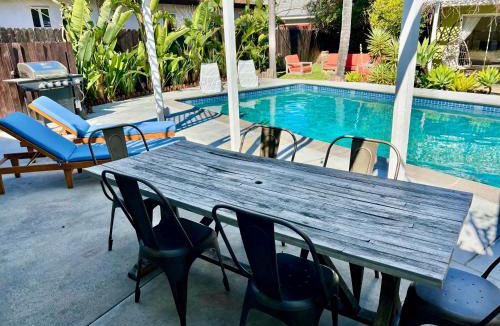 Woodland Hills Villa | Villa La Verde - Newly Designed 4BR Villa with Pool & Guesthouse by Topanga