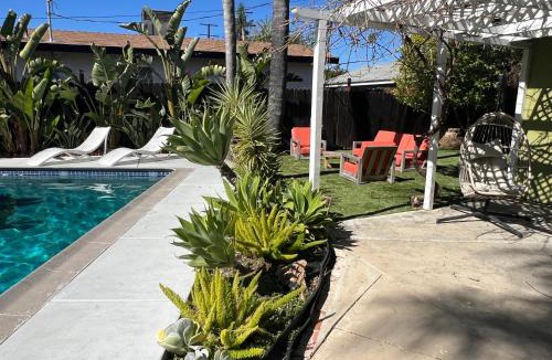 Woodland Hills Villa | Villa La Verde - Newly Designed 4BR Villa with Pool & Guesthouse by Topanga