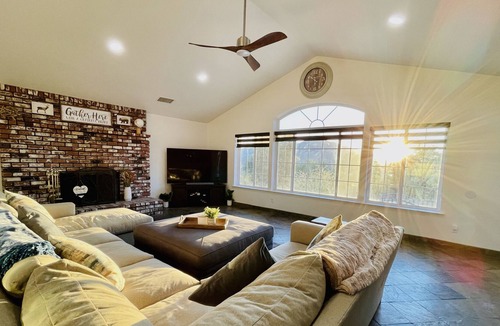 Oakhurst House | Villa near Yosemite & bass lake w/Hot Tub/EV charging