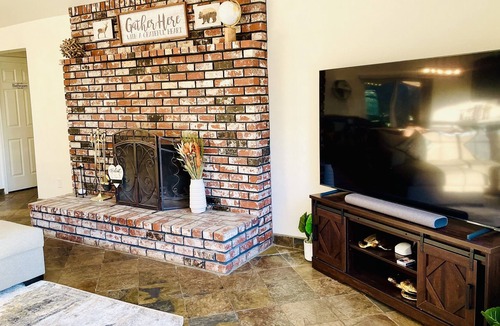 Oakhurst House | Villa near Yosemite & bass lake w/Hot Tub/EV charging