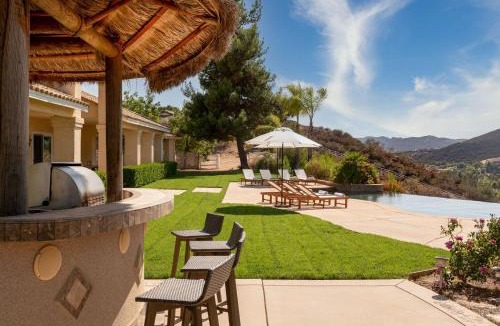 Murrieta House | Vineyard View by Fieldtrip 8 Bd with Infinity Pool Hot Tub Games