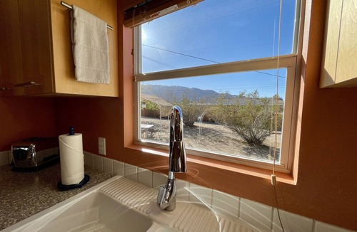 Twentynine Palms House | Vintage Charm ❤︎ Speedy JTNP North Entrance ❤︎ Bright and Airy ヅ Local Host