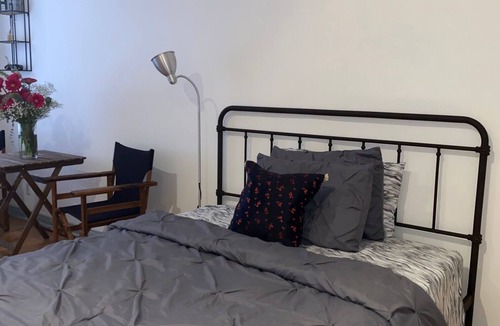 Mid-Wilshire Apartment | Vintage cozy studio stay in the Heart of LA