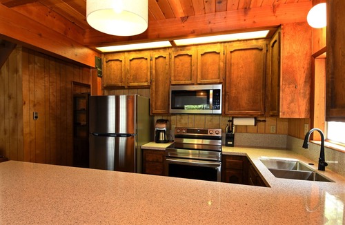 Strawberry Cabin | Vintage Pinecrest cabin with HUGE deck- 5 minutes to Pinecrest Lake