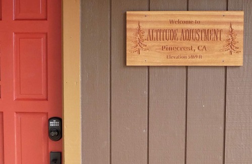 Strawberry Cabin | Vintage Pinecrest cabin with HUGE deck- 5 minutes to Pinecrest Lake