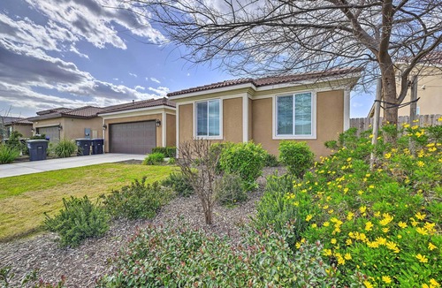 Visalia Cottage | Visalia Home w/Yard: 4 Mi to Downtown!