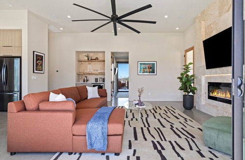 Panorama Heights House | Vista B at Panorama Villas by Fieldtrip | Luxury 2br w Pool and Views