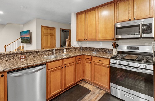 Sugarloaf House | "Vista Pines" w/Hot Tub, Deck, Arcades, King Bed, & BBQ-Dog Friendly