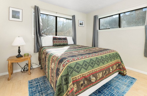 Big Bear City House | Vivienda De Osos - Walking Distance To Snow Play And Oktoberfest! 4 Bedroom Home