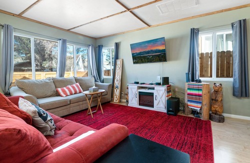 Big Bear City House | Vivienda De Osos - Walking Distance To Snow Play And Oktoberfest! 4 Bedroom Home