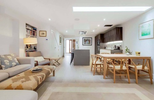 Ravenscourt Park Apartment | VW5 - Luxury 3 Bed Townhouse with Parking