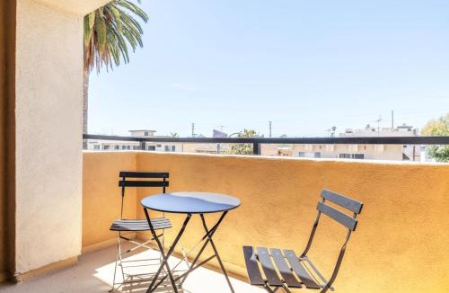 Beverly Grove Apartment | W Hollywood 2BR nr shops Beverly Center LAX-431