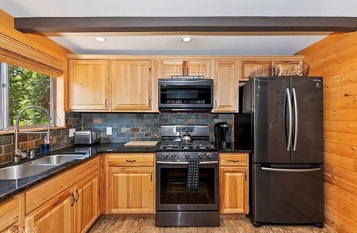 Lake Arrowhead Hotel | Walk 2 Village, Relax on Deck, Cool w/AC!