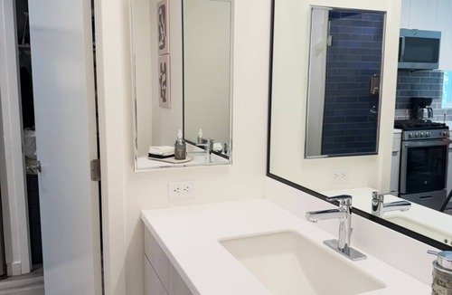 Hollywood Apartment | Walk of Fame ✦ Heart of Hollywood ✦ King Retreat