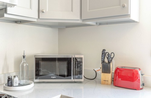 Pill Hill Apartment | Walk to BART- SF in minutes & Off Street parking