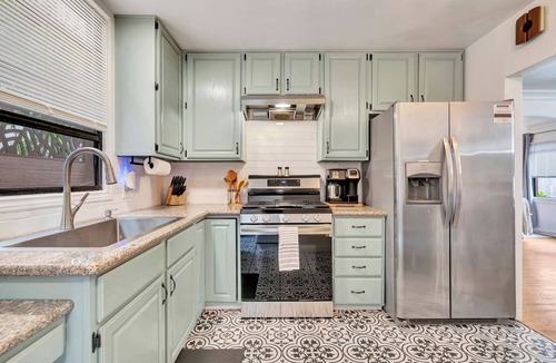 Belmont Shore Apartment | Walk to Beach, Boutiques & Bars — Family Friendly