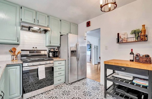 Belmont Shore Apartment | Walk to Beach, Boutiques & Bars — Family Friendly