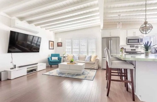 El Porto Apartment | Walk to beach from the newly renovated home