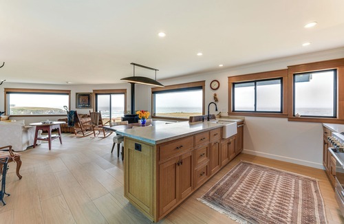 Caspar House | Walk to Beach: Luxury Oceanfront Escape in Caspar