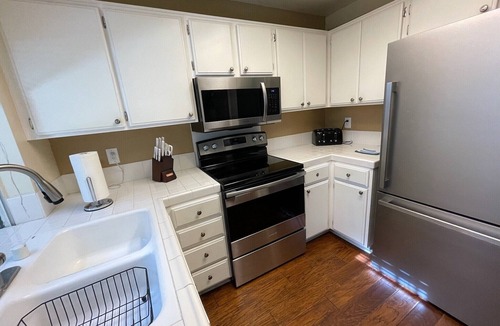 Monarch Beach Condo | Walk to Beach, Pets ok, A/C, Pool, gym, spa, Patio, Pkg, Wifi, 24hr guarded gate