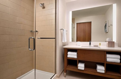 Anaheim Resort Hotel | Walk to Disney - Stylish Suites with Pool, Free Wi-Fi and Breakfast | 4 Units