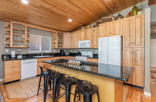 Glencoe Cabin | WALK TO LAKEMONT PINES LAKE AND ARNOLD RIM TRAIL W/AIR CONDITIONING