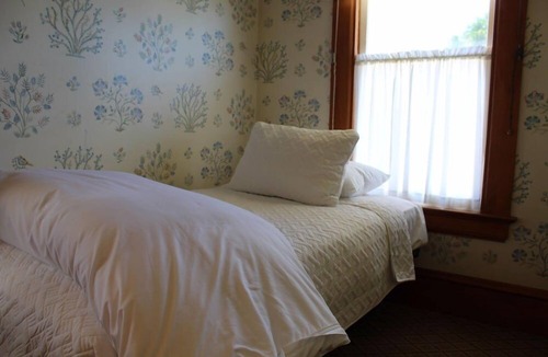 Pacific Grove Hotel | WALK TO OCEAN- QUEEN BED WITH BONUS TWIN BED