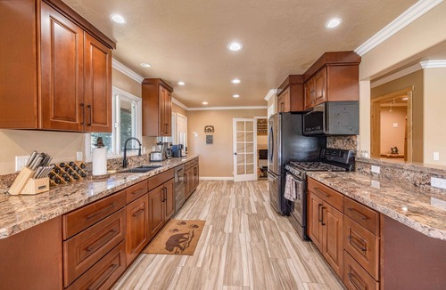 Moonridge Cabin | Walk to Ski Resort: Mtn-View Cabin w/Hot Tub!