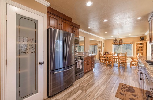 Moonridge Cabin | Walk to Ski Resort: Mtn-View Cabin w/Hot Tub!