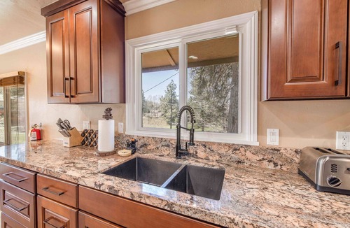 Moonridge Cabin | Walk to Ski Resort: Mtn-View Cabin w/Hot Tub!