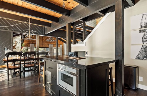Summit Estates Cabin | Walk to Snow Summit Full Remodel + ski & board wax station 3 Bd + loft Sleeps 10