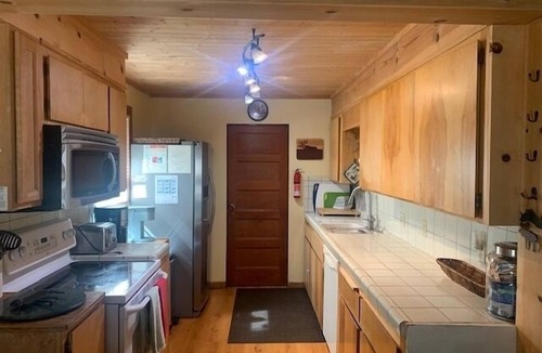 Bijou Pines Cabin | Walk to the LAKE! “Naughty but Nice" Knotty-Pine Cabin