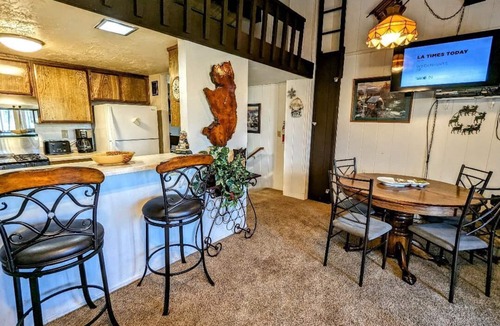 Big Bear Lake Condo | Walk to the Slopes! Rustic Townhouse by Snow Summit
