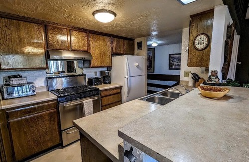 Big Bear Lake Condo | Walk to the Slopes! Rustic Townhouse by Snow Summit