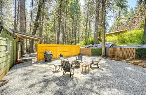 Forest Meadows House | Walk to Winery Cozy Cabin with Fire Pit in Murphys