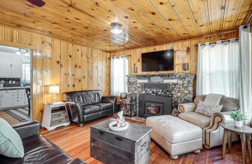 Forest Meadows House | Walk to Winery Cozy Cabin with Fire Pit in Murphys
