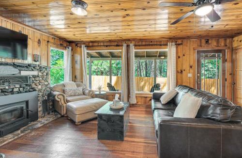 Forest Meadows House | Walk to Winery Cozy Cabin with Fire Pit in Murphys